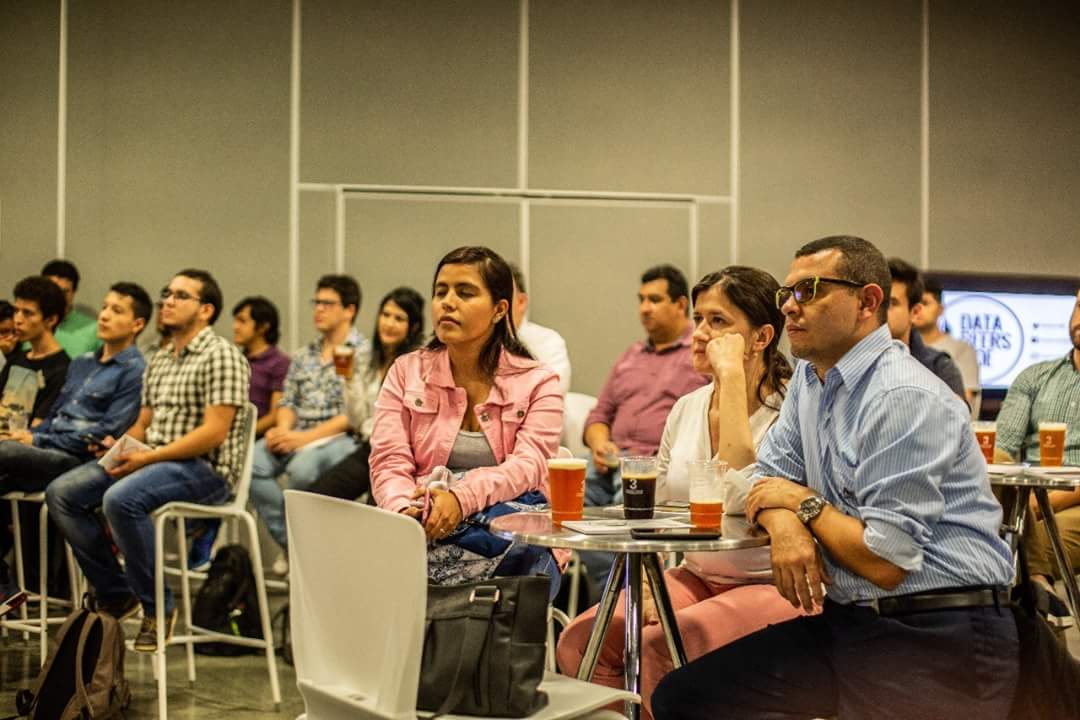 Imagen de gente en un evento de Datalytics